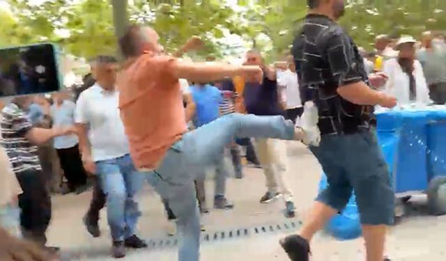 Özgür Özel'in cuma namazı çıkışında tekmeli arbede
