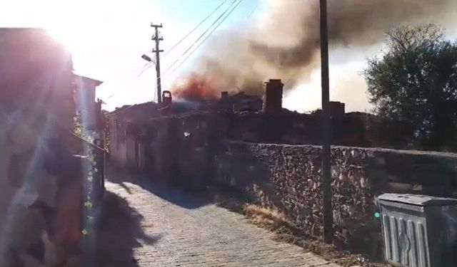 Manisa'da tarihi köyde korkutan ev yangını