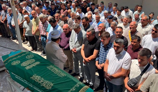 Manisa'daki feci kazada hayatını kaybeden 2 kişi defnedildi