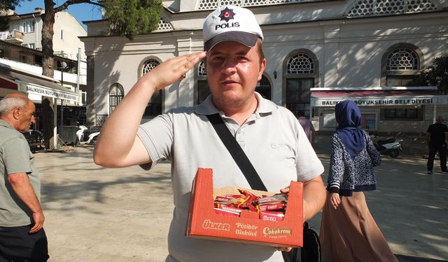 Burhaniye’de Polis şapkalı seyyar satıcı ilgi odağı oldu