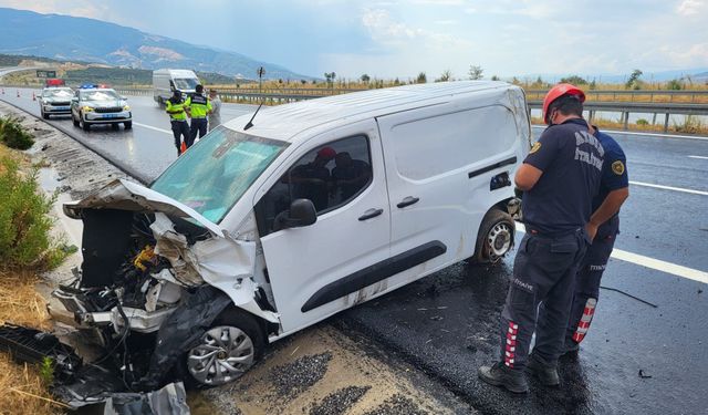 Kontrolden çıkan araç su kanalına düştü