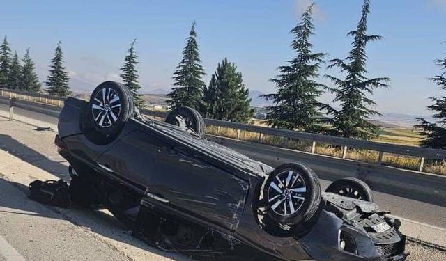 Refüje devrilen otomobilde beşi çocuk 8 kişi yaralandı