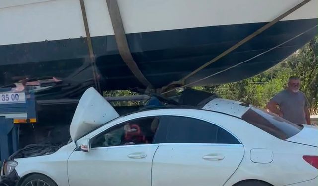 İzmir’de ilginç kaza: Otomobil tekneyle çarpıştı