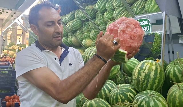 Kütahyalı manavın eliyle karpuz soyma videosu sosyal medyada viral oldu