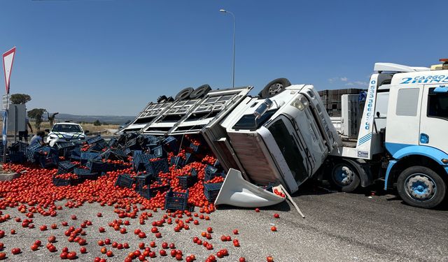 Uşak'ta çekici üzerindeki domates yüklü kamyon yola devrildi