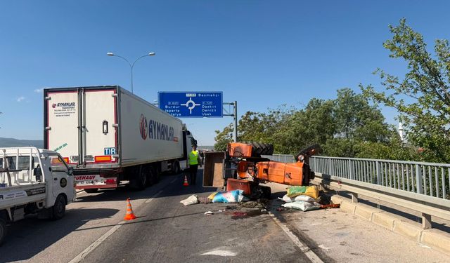 Kazada devrilen traktör sürücüsü hayatını kaybetti