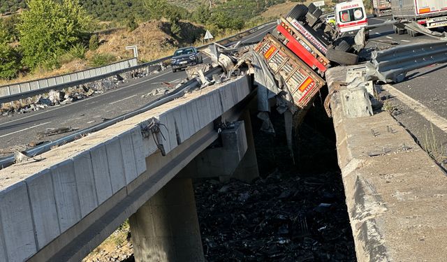 Uşak’ta tır, iki köprü arasına devrildi: 1 ölü
