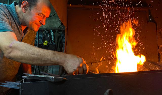 Bin 200 derecelik ateşte demiri sanata dönüştürüyorlar