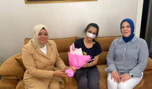 AK Parti Manisa Kadın Kolları Başkanı Kaplan, eşi tarafından burnu koparılan kadını ziyaret etti