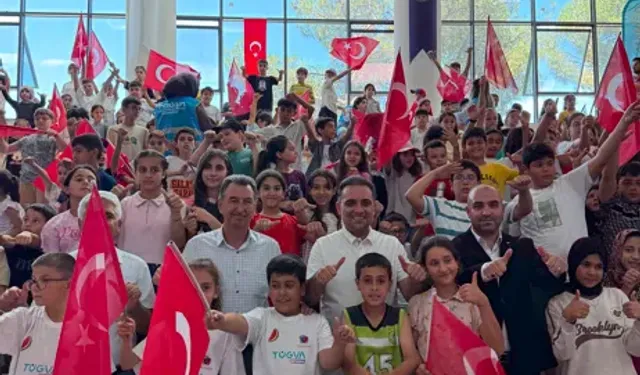 Murat Baybatur'dan öğrencilere dondurma jesti