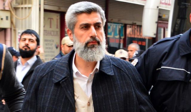Alparslan Kuytul, kendinden habersiz hareket eden örgüt üyesinin sırtında sopa kırmış