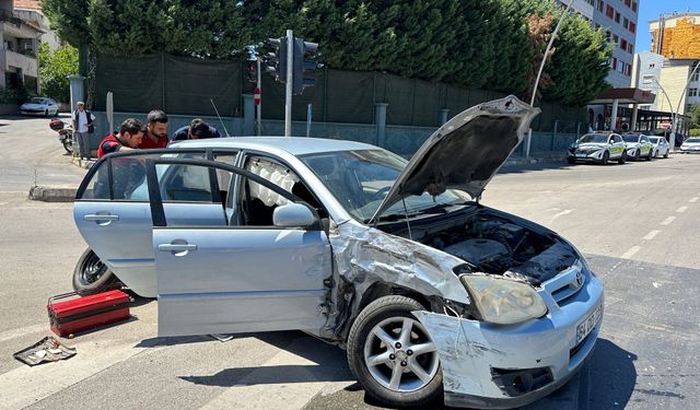 Uşak’ta kamyonet ile otomobil çarpıştı: 4 yaralı