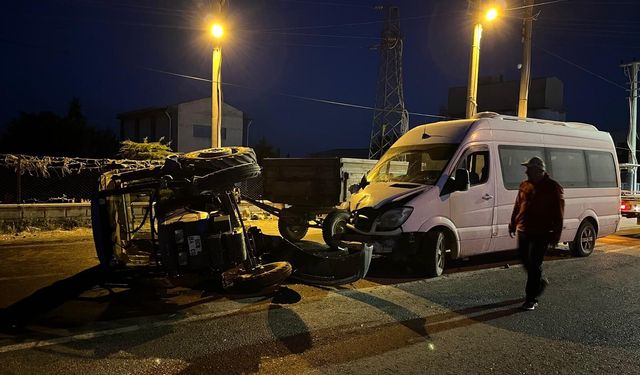 Minibüsle traktör çarpıştı: 6 kişi yaralandı