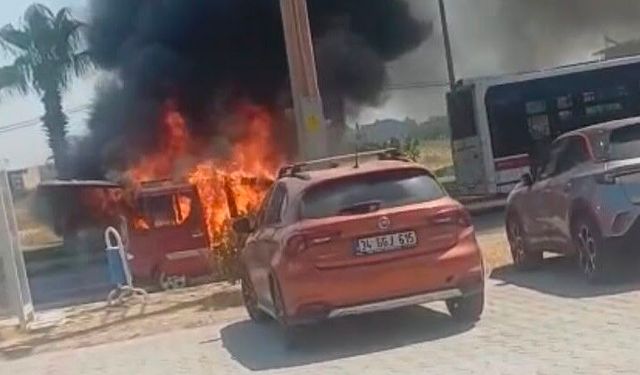 Seyir halindeki otomobil alev topuna döndü