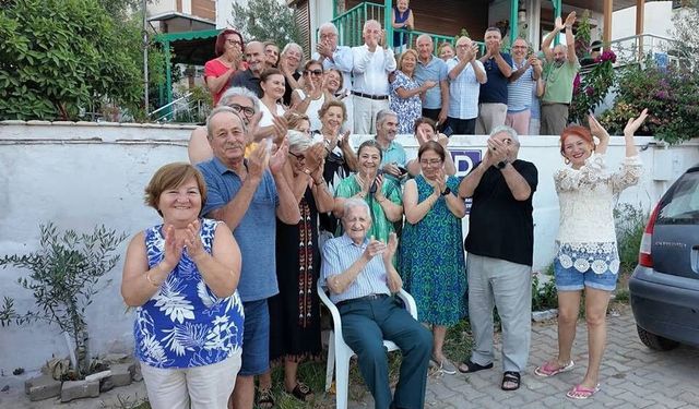 Asrı geride bıraktı, 101 yaşına komşularının alkışlarıyla girdi
