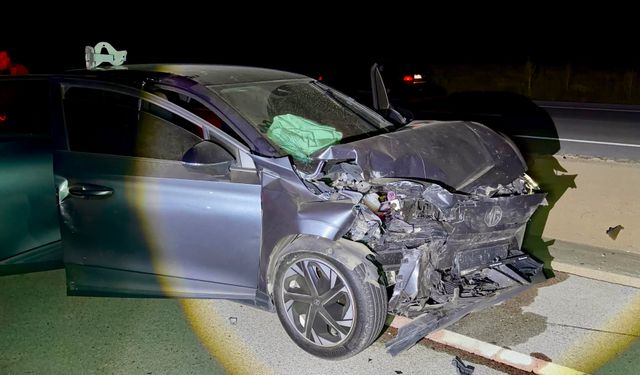 Otomobille hafif ticari araç çarpıştı:8 yaralı