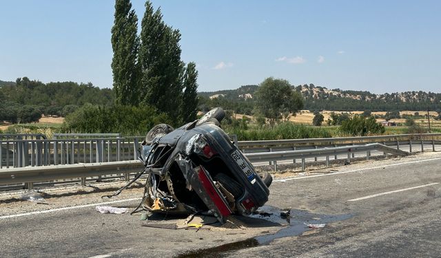 Uşak'ta takla atarak karşı şeride geçen otomobilde aynı aileden 4 kişi yaralandı