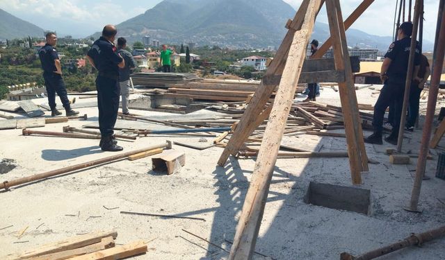 Eşini ve kayınvalidesini bıçakladı, Canlı yayında yaşamına son vermeye çalıştı