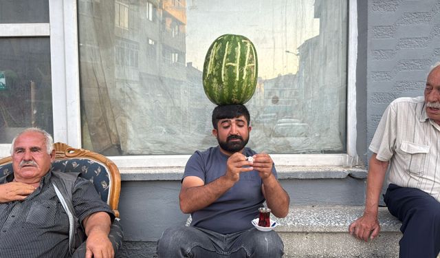 Kafasında 40 kiloluk karpuz varken bisiklet sürüyor, halay çekiyor, koşuya katılıyor