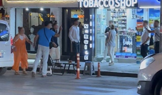 Caddede "Kafanı keserim" diyerek tehdit etti