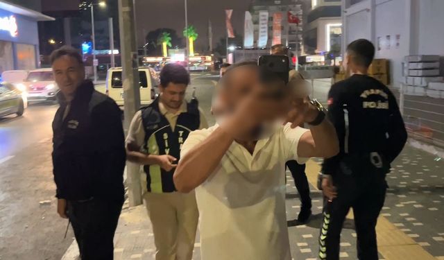 Alkollü sürücüden ilginç hareketler.. Yüzünü sakladı, basın mensubunu kayda alıp küfür etti