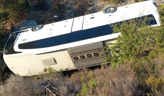 İzmir'de otobüs ve otomobil şarampole devrildi: 2 ölü