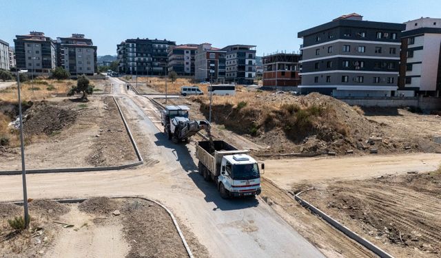 Turgutlu’da 2 kilometrelik yol sıcak asfaltla yenileniyor