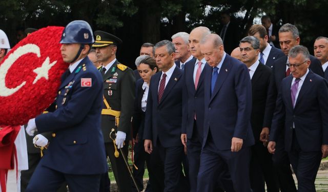 Cumhurbaşkanı Erdoğan başkanlığındaki devlet erkanı, Anıtkabir'i ziyaret etti
