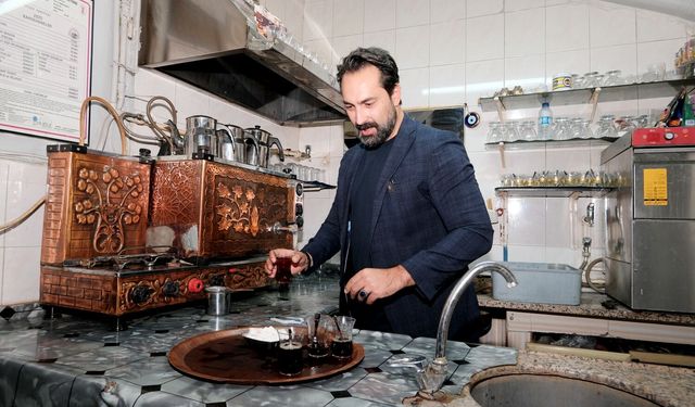 Mücahit Arınç esnafla bir araya geldi, Çayları kendisi ikram etti