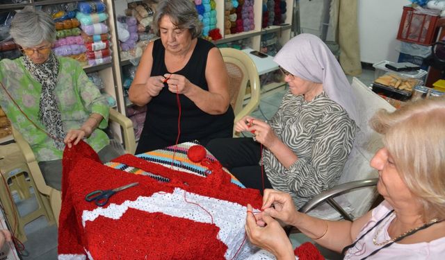 İlmek ilmek dev Türk bayrağı ördüler