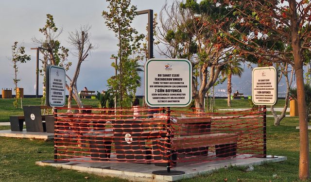 Belediye banka bırakılan çöpleri 'sanat eserine' dönüştürdü