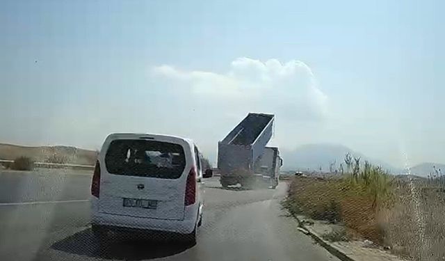Tırın açık unutulan tırı dorsesi, EDS levhasını yerinden söktü