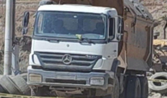 Manisa'da kum ocağında kamyonun altında kalan bir kişi hayatını kaybetti