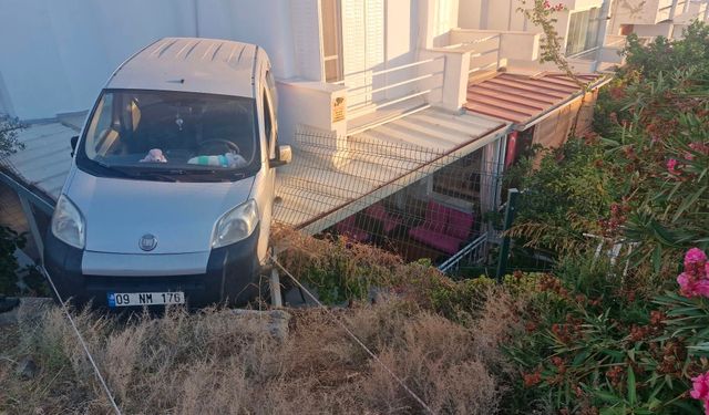 Yazlık evin verandasına otomobil düştü