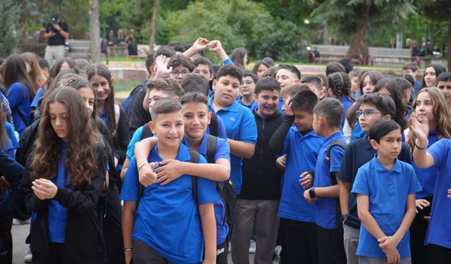 Okul yolları yeniden doldu: 17 milyon öğrenci için ders zili çaldı