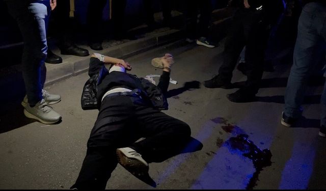 Kalabalık gruba laf attı, dayak yedi: Silahı çekip yanlışlıkla kendini vurdu