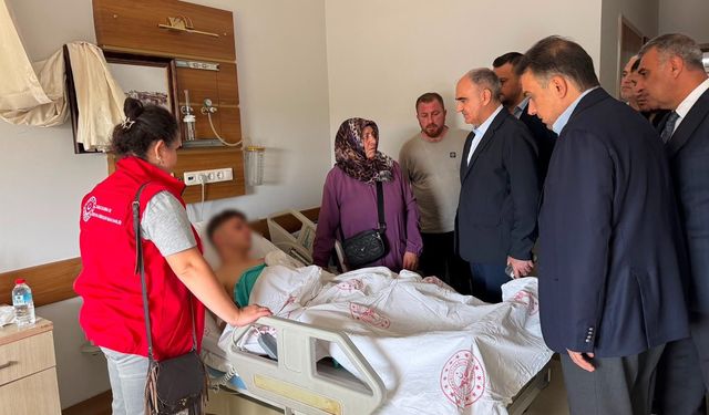 Manisa Valisi Özkan yaralı öğrencileri ziyaret etti