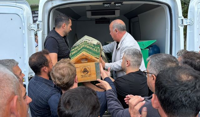 Kazada hayatını kaybeden hamile anne, 3 yaşındaki kızı ve bebeği toprağa verildi