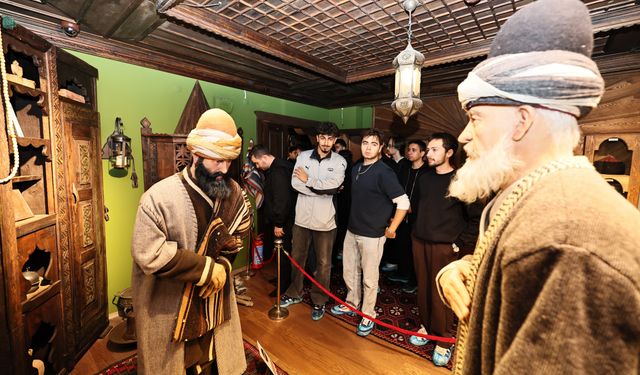 Üniversiteliler Manisa'nın tarihini keşfetti