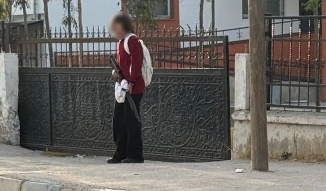 Elinde silahla okula gelen öğrenci böyle görüntülendi