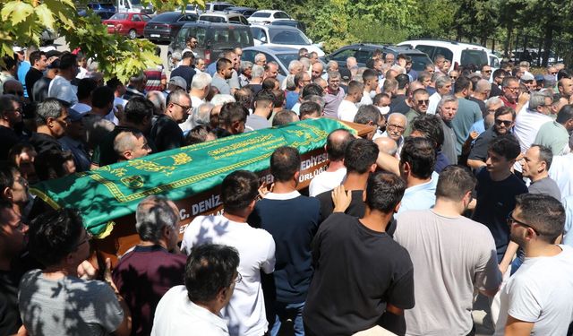 Kazada ölen genç, annesinin mezarına, acısına dayanamayan babası ise yanlarına defin edildi