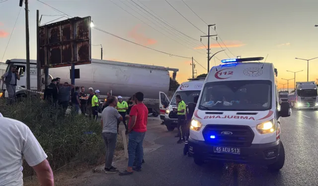 Manisa'da feci kaza: Kamyonun altında kalan motosikletli hayatı kaybetti