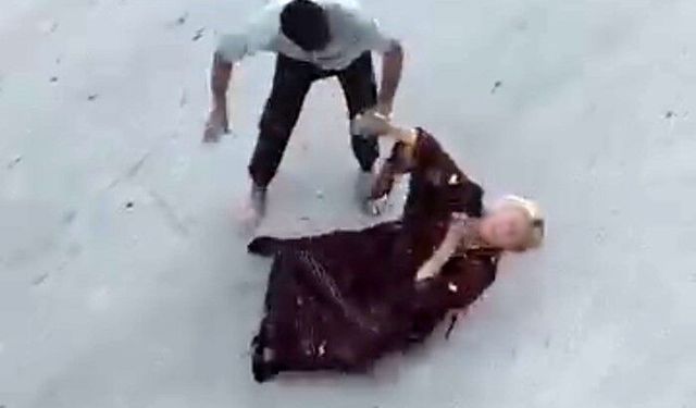 Cadde ortasında boğazını sıktığı kadını yerde sürükledi