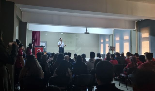 Manisa'da jandarmadan öğrencilere siber zorbalık eğitimi