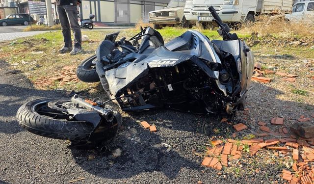 Otomobille çarpışan motosiklet sürücüsü havaya uçtu