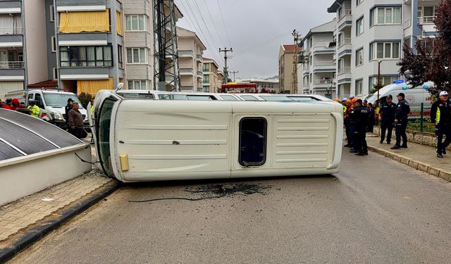 Minibüslerin çarpıştığı kazada 16 kişi yaralandı