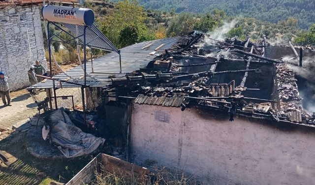 Aydın’da çıkan yangında bir ev küle döndü