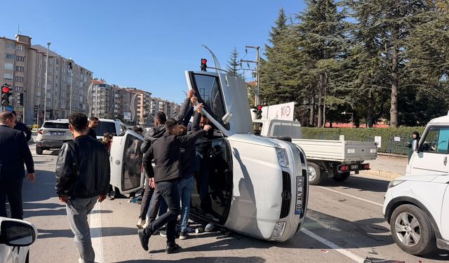 Kontrolden çıkan otomobil araçlara çarpıp ardından yan yattı