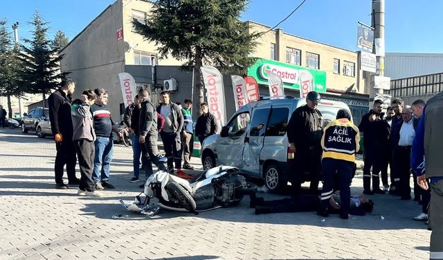 Kütahya'da otomobil ile motosiklet çarpıştı: 1'i ağır 2 yaralı