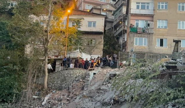 Zonguldak'ta çöken binada yaşlı kadının cansız bedenine ulaşıldı